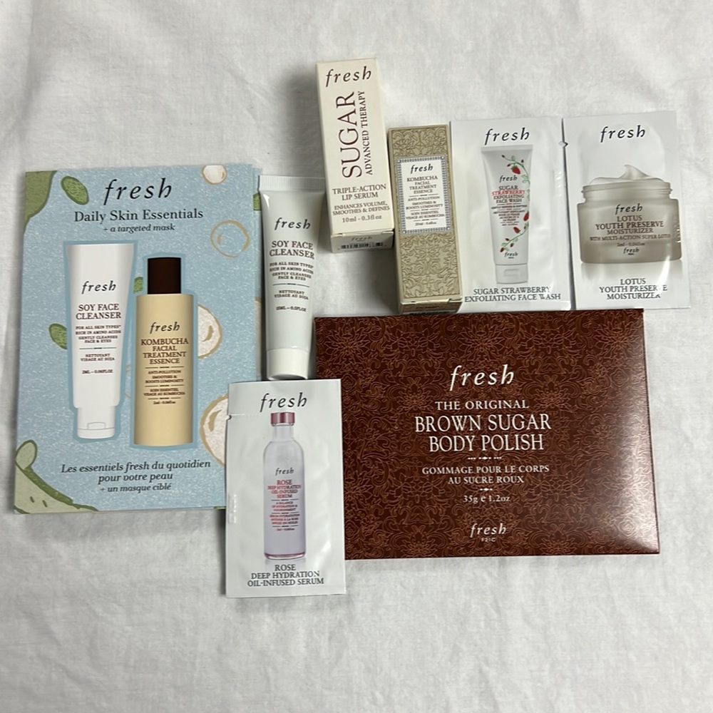 Full sized Fresh Sugar Advanced Therapy (10ml) plus 7 deluxe and foil samples.